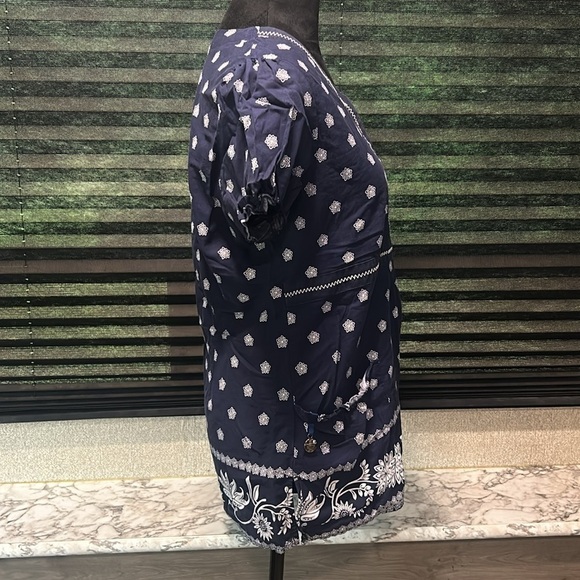 Laura Ashley Women’s Blue w White Print Short Fitted Sleeve Scrub Top Small - Picture 4 of 9